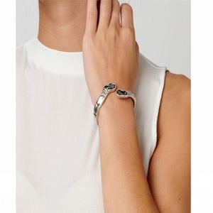 Uno de 50 “deep eyes” crocodile bangle